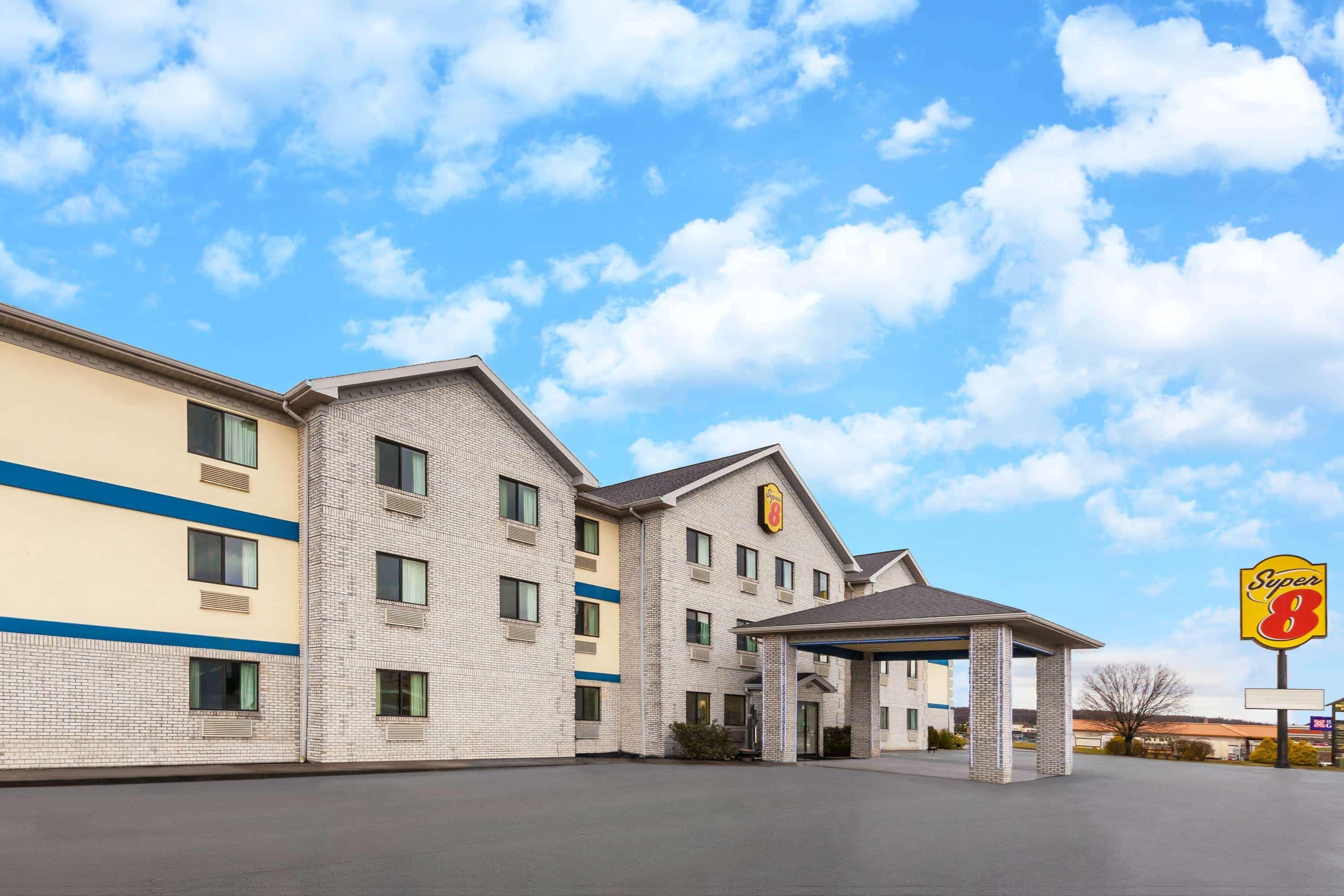 Super 8 By Wyndham Uniontown Pa Hotel Exterior foto