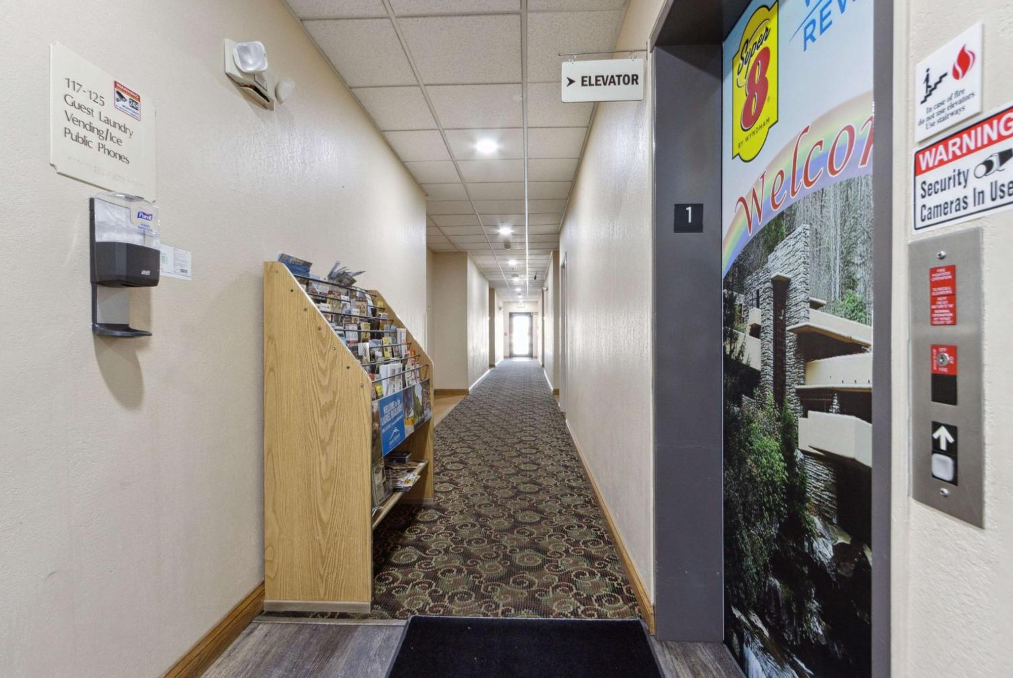 Super 8 By Wyndham Uniontown Pa Hotel Exterior foto